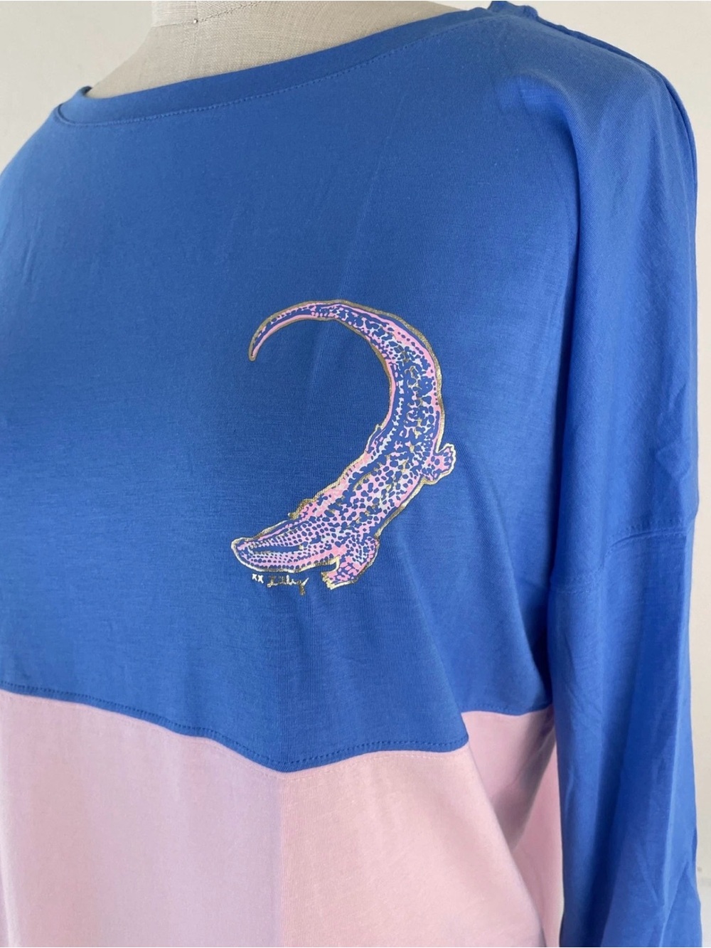 Lilly Pulitzer Finn Top Long Sleeve Coastal Blue Embroidered Gator Graphic Sz M - Picture 7 of 11